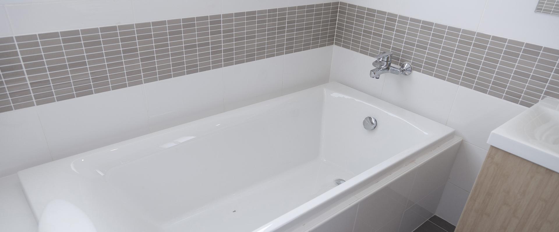 a white bath tub