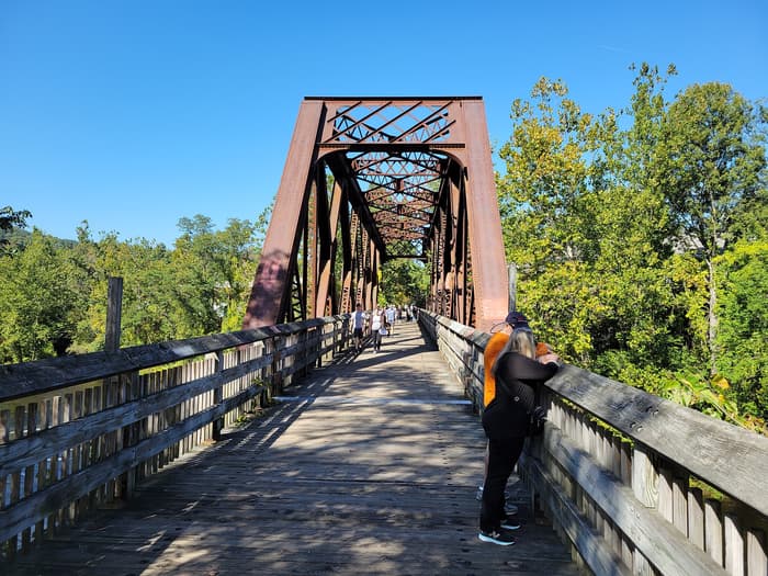 Farmington River Trail Bridge (Credit: John Phelan, CC BY-SA 4.0 <https://creativecommons.org/licenses/by-sa/4.0>, via Wikimedia Commons)