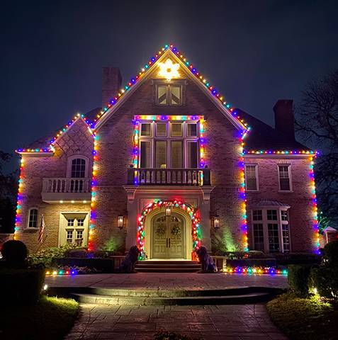 christmas lights on a nice house