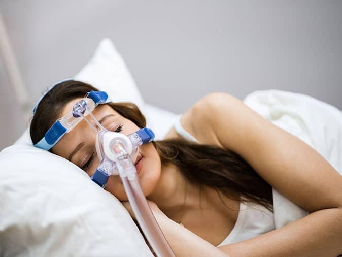 lady with sleep apnea uses a cpap machine