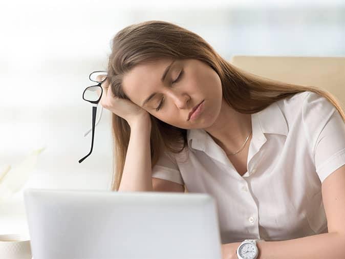 falling asleep at work is a symptom of sleep apnea