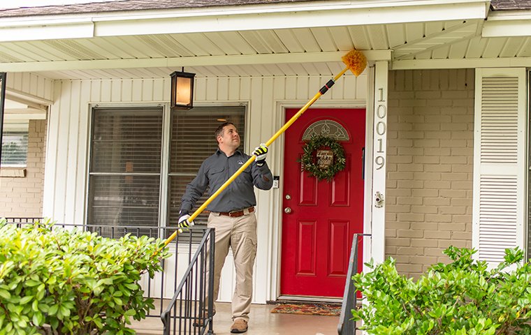 roanoke va pest control expert treating outside of home