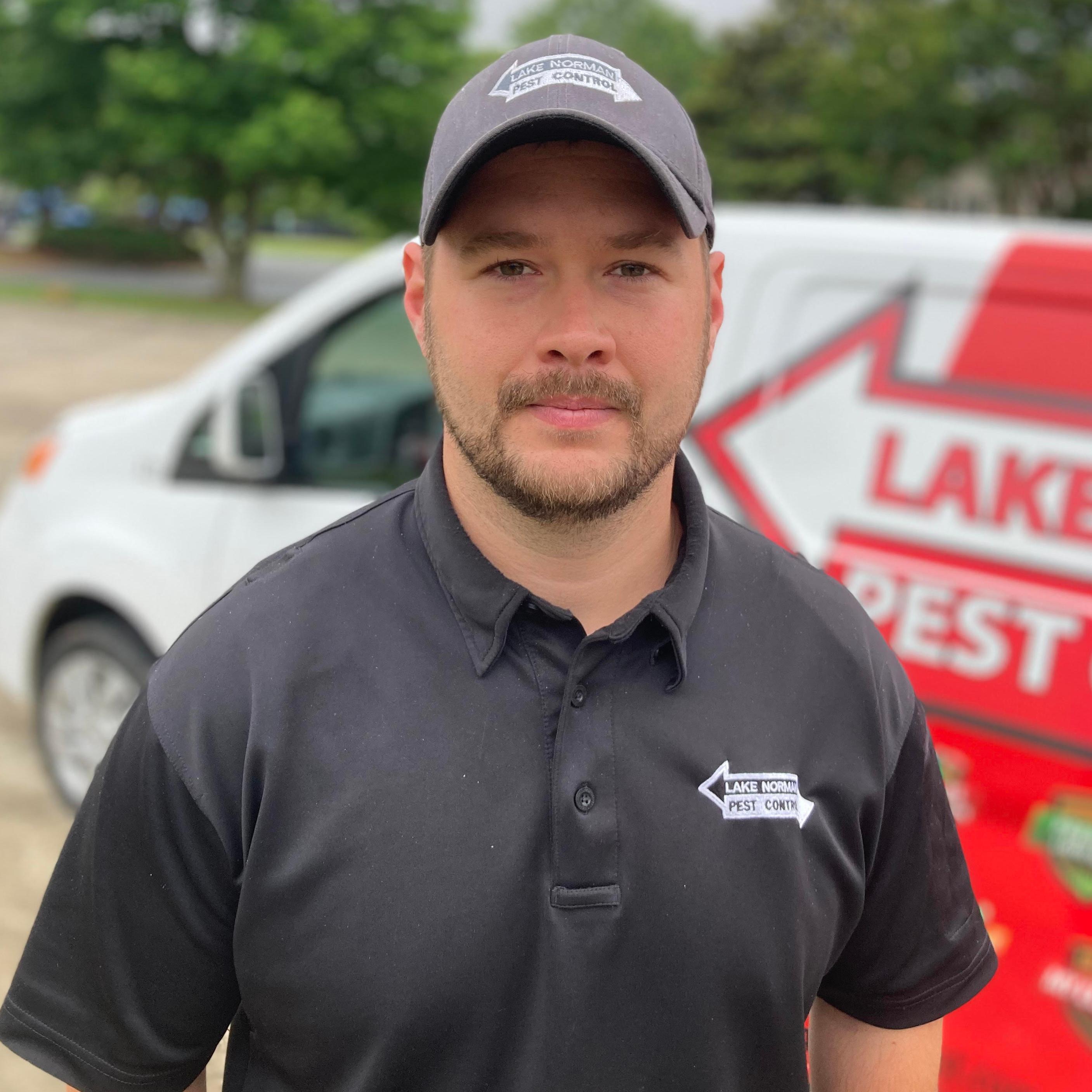 a lake norman pest control employee