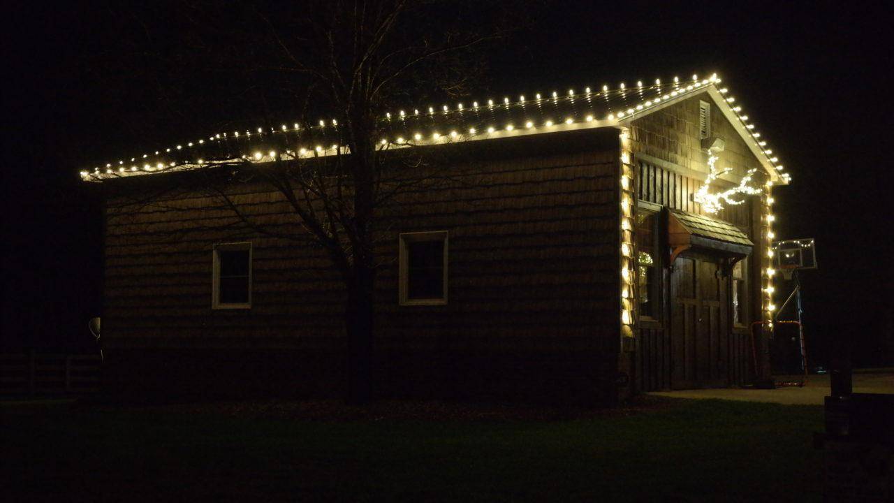 a barn with christmas lights
