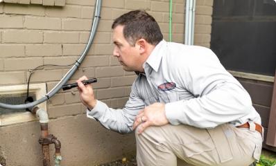 dallas pest control tech inspecting pest entry points