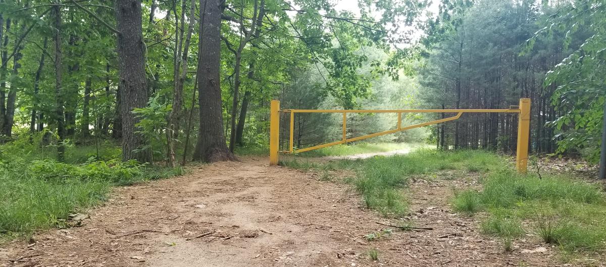 Access around the gate at Knight's Pond.