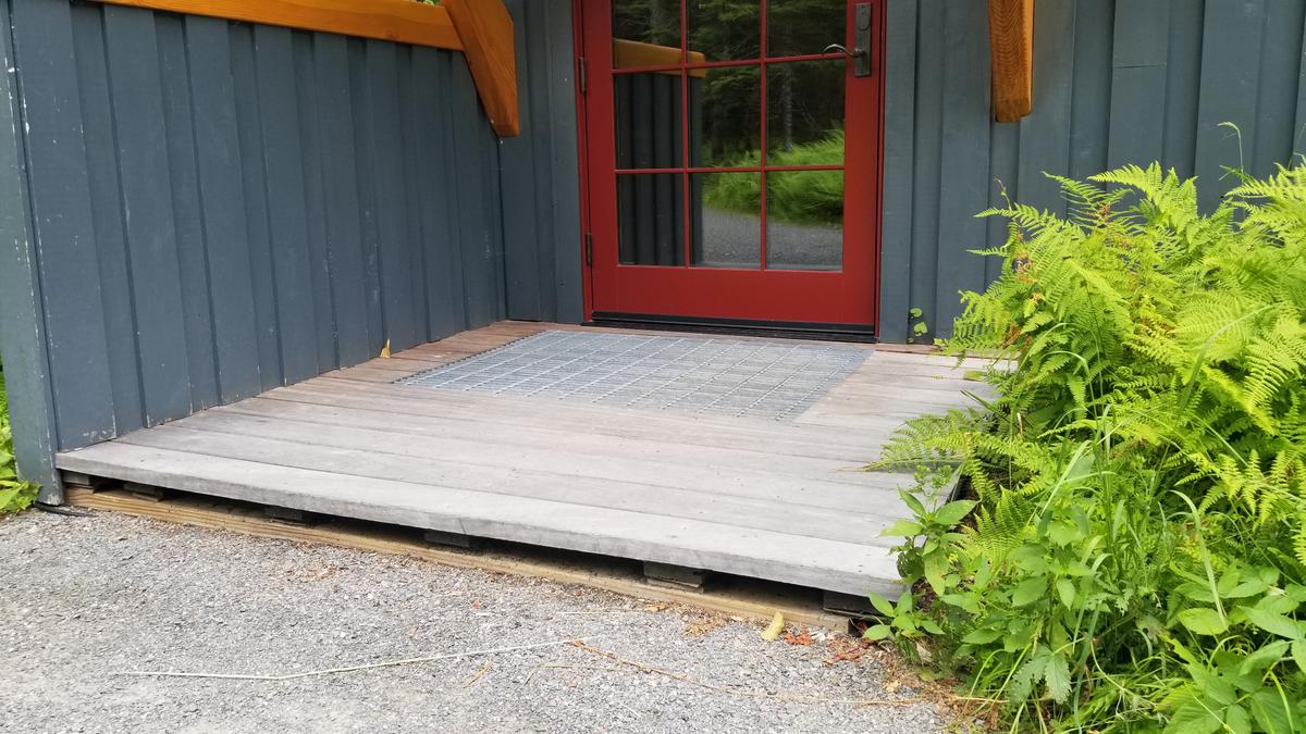 Step and platform at the entrance to the visitor center.