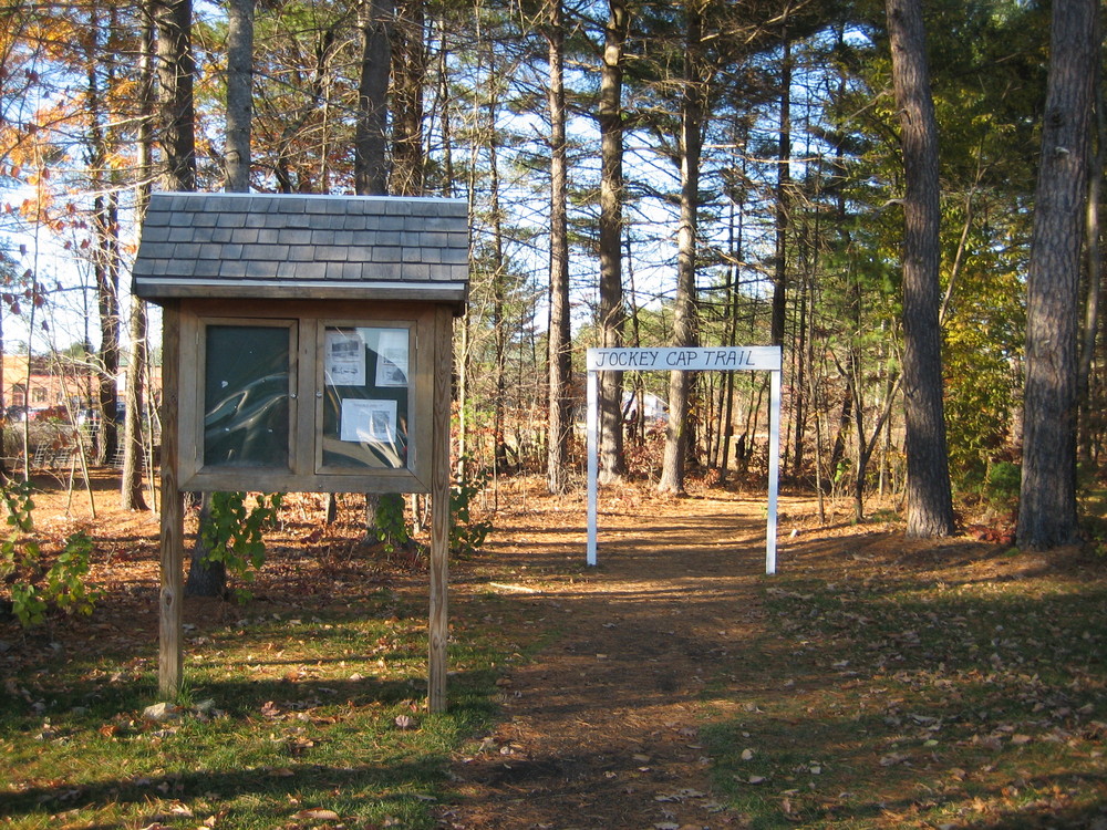 Jockey Cap trailhead and kiosk (Credit: Maine Trail Finder)