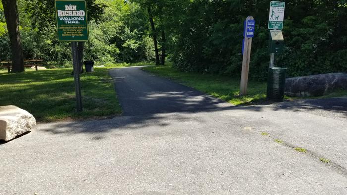 Entrance to the trail from the parking lot   (Credit: Enock Glidden)