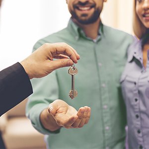 realtor handing homeowners keys