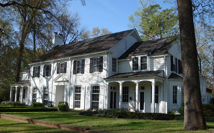 a home in mobile receiving year-round pest control