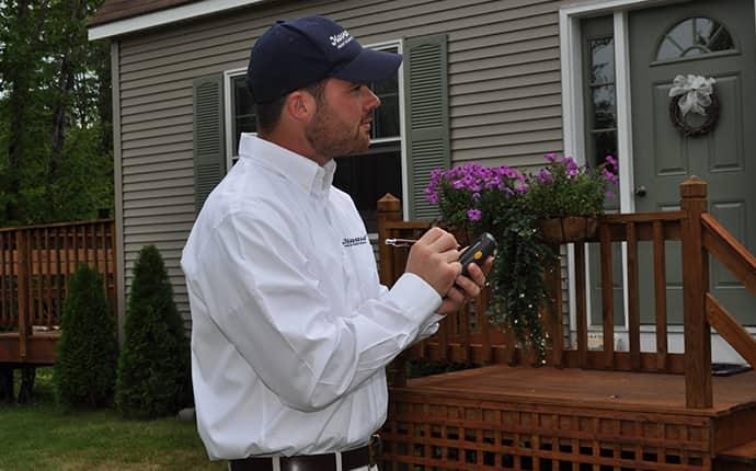 havard pest control technician technician performing a follow-up visit