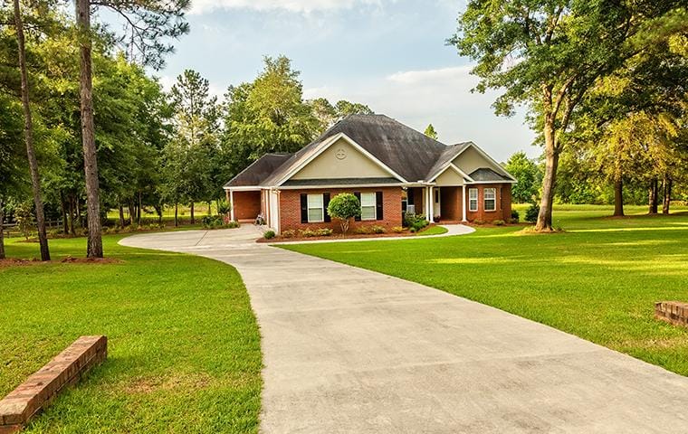 a drive way leading to a home in jackson mississippi