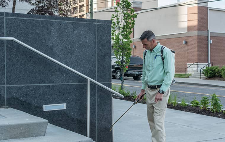 Best Commercial Pest Control Around technician servicing a commercial business in gallatin tennessee