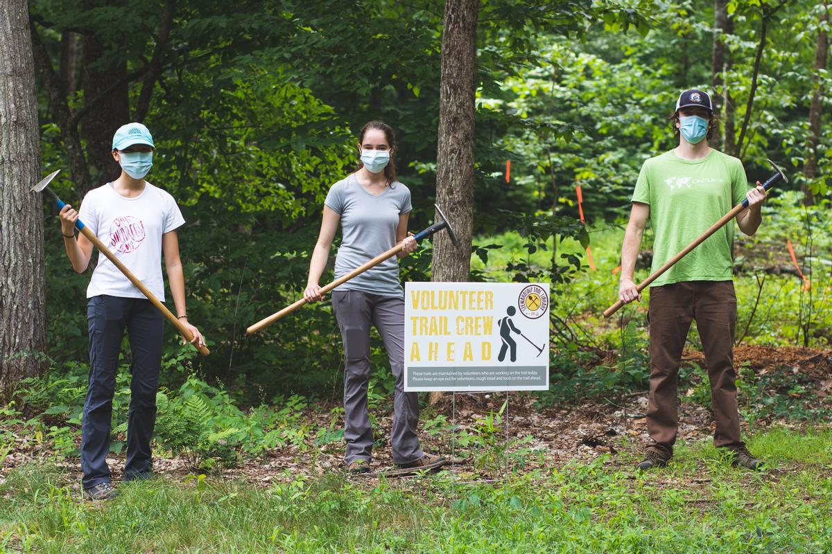 Volunteer trail crew day at Doe Farm. Photo credit: Nature Groupie