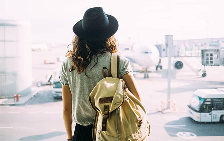 Learn How To Avoid Bed Bugs On Your Spring Break girl leaving airport for spring break